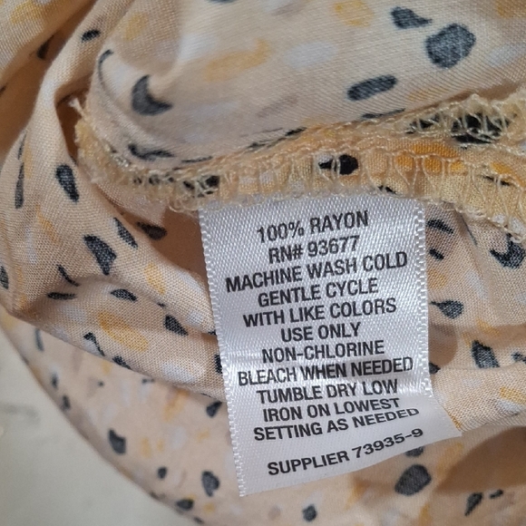 Liz Claiborne Cream Button Down Shirt with 3/4 Sleeves and Peter Pan Collar - Picture 7 of 7